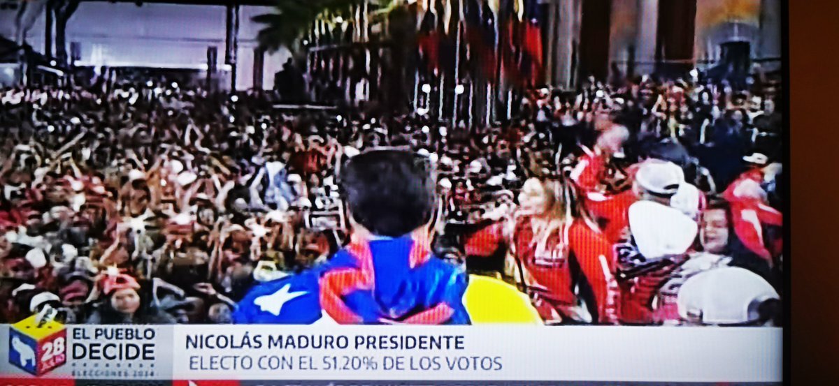 "Dale, dale Nico. Dale, dale amigo. No caminas solo porque el pueblo está contigo", canta la gente frente al Palacio de Miraflores. También se escucha "vamos Nico, vamos Nico".