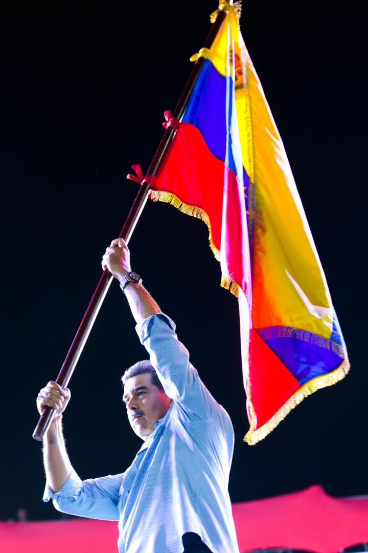 ¡Ha ganado la paz, la esperanza, el pueblo. Ha ganado nuestro Presidente Nicolás Maduro! 

Felicitaciones, mi Comandante, por este triunfo, que anuncia un futuro de paz, soberanía y progreso.

El regalo del pueblo a  Chávez, a 70 años de su nacimiento.
🇻🇪👏🏻
#GanóLaPazYLaEsperanza