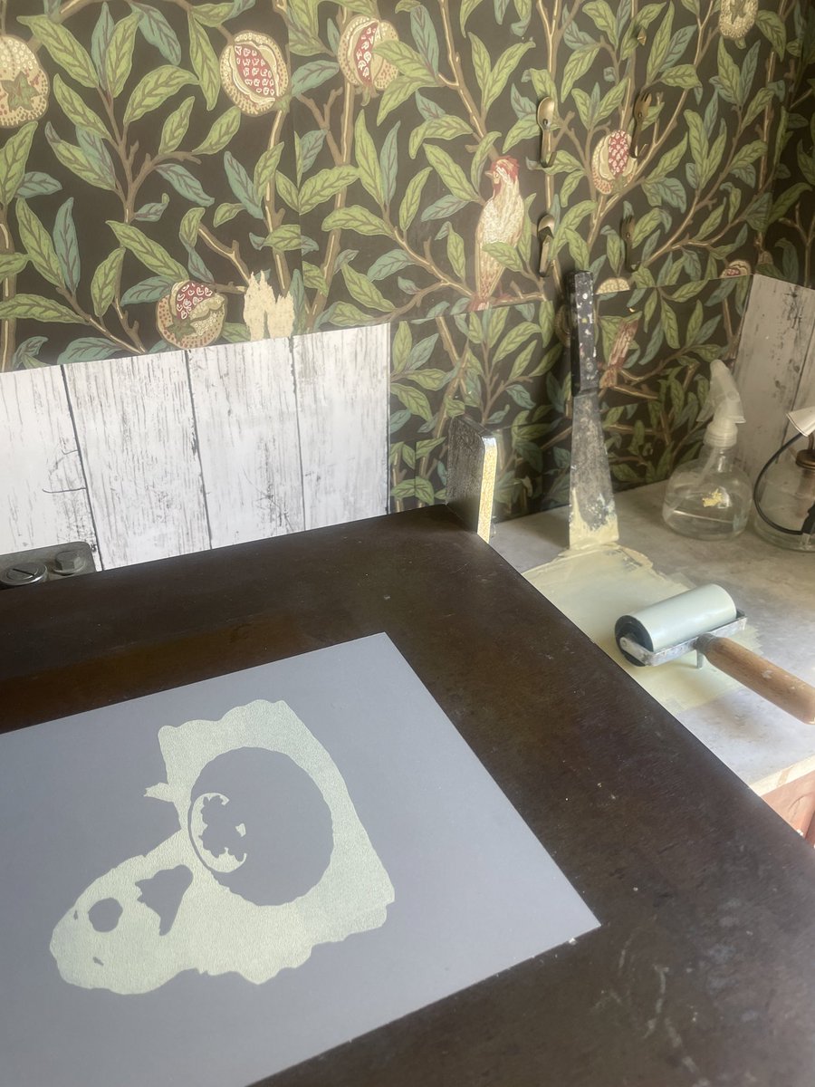 「3版め重ねました。絵が見えてきました #リトグラフ #版画」|石川真衣/版画家のイラスト