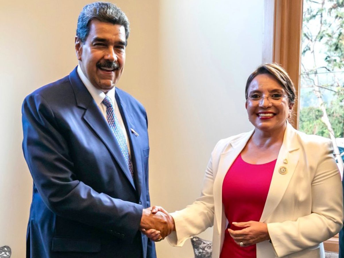 🇭🇳 Presidenta <a href="/XiomaraCastroZ/">Xiomara Castro de Zelaya</a> reconoce la victoria de Nicolás Maduro: »valiente pueblo de Venezuela por su inobjetable triunfo, que reafirma su soberanía y el legado histórico del Comandante Chávez».