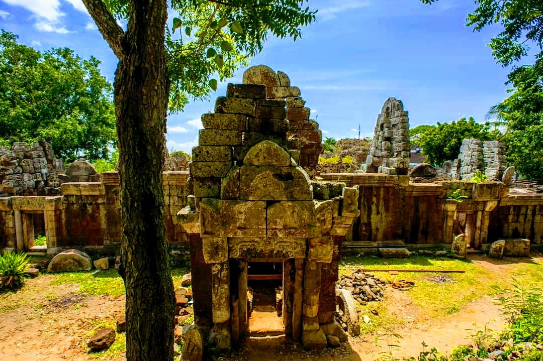 la_lune_66's tweet photo. ប្រាសាទភ្នំជីសូរ 🇰🇭🇰🇭🇰🇭
📷 Wikipedia & Respective To The Owners
#cambodia #khmer #takeo #chiso #khmerempire #khmerculture #khmercultureheritage #amazing #unique #wonder https://t.co/rWiuaufD5L