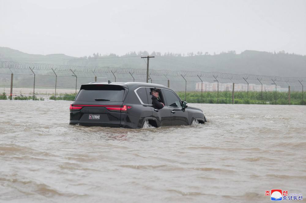 avia_pro's tweet photo. Kim Jong-un flew in by helicopter and saved people from the flood: “Comrade Kim Jong-un personally supervised the rescue of residents of areas affected by heavy rain. The water level of the Amnok River has significantly exceeded the dangerous level. https://t.co/2515R3qMB1