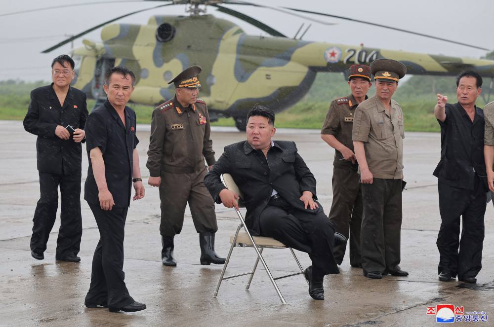 avia_pro's tweet photo. Kim Jong-un flew in by helicopter and saved people from the flood: “Comrade Kim Jong-un personally supervised the rescue of residents of areas affected by heavy rain. The water level of the Amnok River has significantly exceeded the dangerous level. https://t.co/2515R3qMB1