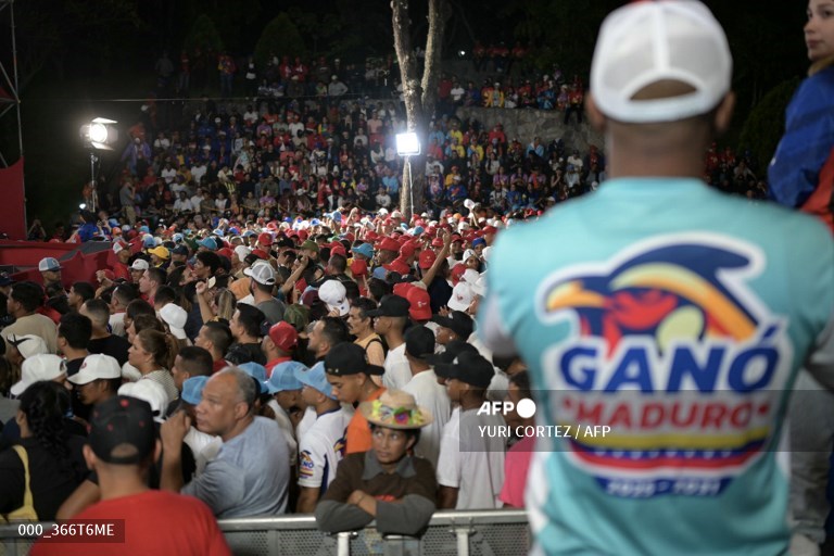 AFPespanol's tweet photo. [AMPLÍA] Cumplido el 80% del escrutinio, Maduro se impuso con 51,2% de votos al opositor Edmundo González Urrutia, que, según el boletín oficial, obtuvo 4,45 millones de sufragios (44,2%) y cuyo equipo poco antes había denunciado irregularidades en el conteo electoral https://t.co/YbmsF7XnWX