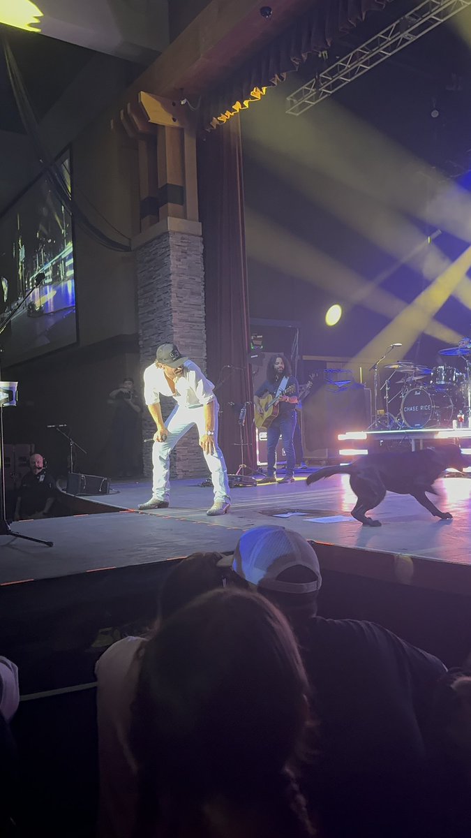 AshLou04's tweet photo. @ChaseRiceMusic 

Chase Rice, you boys KILLED it tonight in Oregon! https://t.co/C8GwLqh4ht