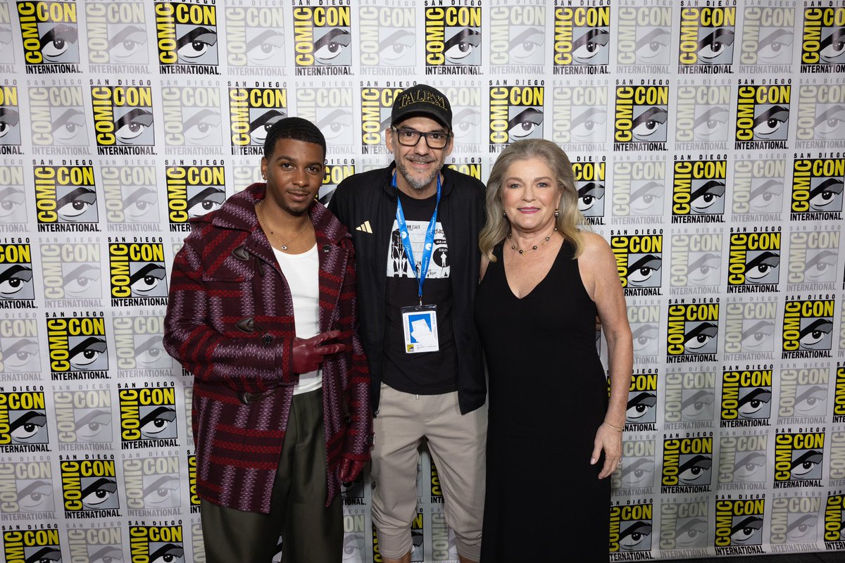 Talexiart's tweet photo. This photo worth my trip to #SDCC .So happy to finally met @TheKateMulgrew and @brettgray from Character design to real life #Janeway #Dal #StarTrekProdigy 🖖 https://t.co/gVcT8DoCsL