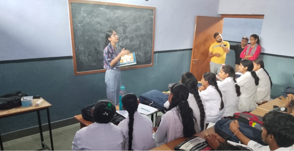 teachindiatoi's tweet photo. Knowledge is the Best Protection! Teach India partnered with HDFC Vigil Aunty to educate school students in Rajasthan about online banking safety. Together, we’re making a difference! #HDFCVigilAunty #SmartBanking https://t.co/P3ksVp5WtU