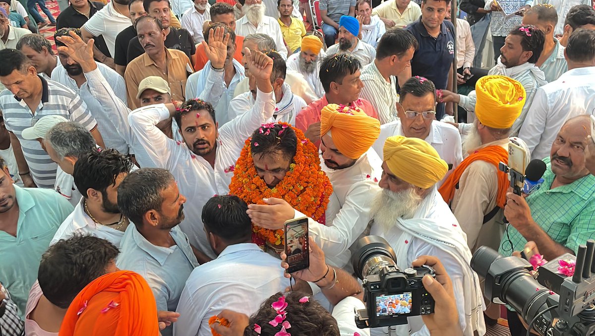 DDSharmaKKR's tweet photo. जिस तरह इस कुरुक्षेत्र की रणभूमि में श्री कृष्ण ने अर्जुन का हाथ थाम कर विजय द्वार तक पहुंचा था। उसी तरह इसी कुरुक्षेत्र में हथीरा की जनता ने निर्माण थानेसर का हाथ थामा है। https://t.co/fI26ICg0e8