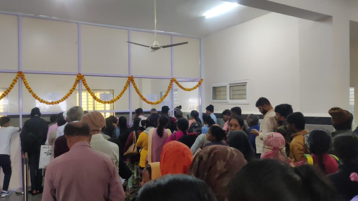 PavanPon's tweet photo. @GowdaMantar its 10:20 and no one is present in billing counter in newly opened government building! Please look into this https://t.co/IHJJibBdFM