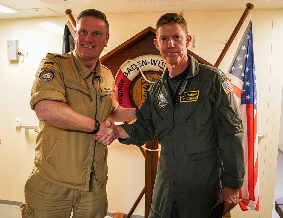 deutschemarine's tweet photo. Hoher Besuch auf Fregatte #BadenWürttemberg. Verbandsführer FltlAdm Axel Schulz begrüßte Rear Admiral Michael S. Wosje, Com #CSG1 und CTF170 in #RIMPAC. Wosje ist Marineflieger und ehem. Top Gun Ausbilder.

Sir, thank you for your visit and appreciation.
🇺🇸🤝🇩🇪

#StrongerTogether https://t.co/ac7J7aMWj4
