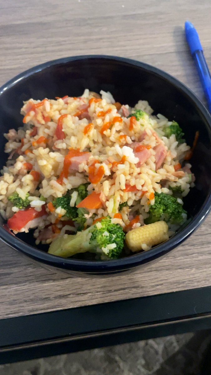 thestepdadguy's tweet photo. Ham Fried Rice with Sriracha! https://t.co/zUJeqrsu3W