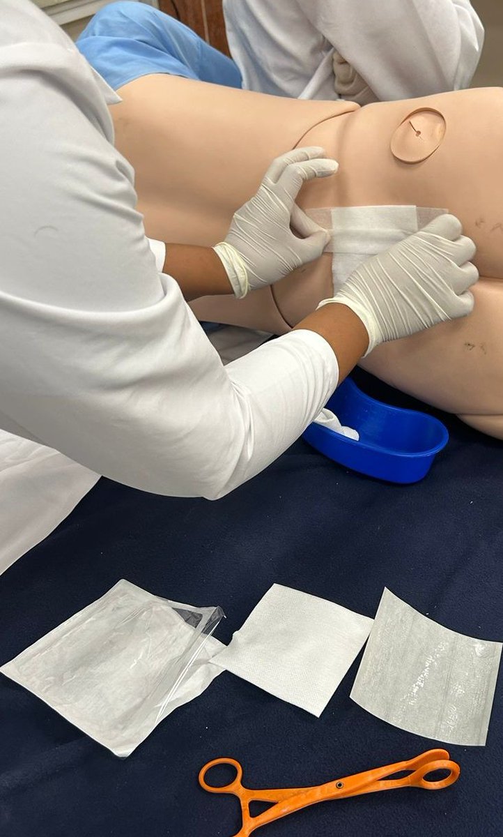 anlu_lu's tweet photo. Como podemos limpiar la herida ,  con apósitos, solucion salina,  tópicos, cubrir la #herida, controlar el #dolor y muchas cosas más es muy importante para la #recuperación y prevenir #infecciones.🩹👩🏻‍⚕️🩺 https://t.co/8lkvRdoClg