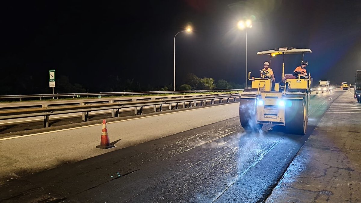plustrafik's tweet photo. PLUS LAKSANA KERJA PENYELENGGARAAN TURAPAN KONKRIT DI LALUAN TAPAH-BIDOR DARI 29 JULAI HINGGA 23 OGOS 2024 (ISNIN HINGGA JUMAAT) UNTUK KESELAMATAN DAN KESELESAAN PENGGUNA.  Kerja-Kerja Penyelenggaraan Turapan Konkrit di laluan Tapah-Bidor dan penutupan lorong kiri dan lorong kecemasan di antara KM335.7 hingga KM336.6 (Arah Selatan) akan dijalankan bermula 29 Julai (Isnin) hingga 23 Ogos (Jumaat) 2024.  Ini bagi membolehkan kerja-kerja penyelenggaraan turapan konkrit dilaksanakan di lokasi terbabit secara berperingkat pada setiap hari Isnin hingga Jumaat sepanjang tempoh tersebut. Harap maklum bahawa lorong kanan di laluan terbabit dibuka seperti biasa untuk laluan pengguna.  Kerjasama para pengguna lebuh raya untuk mematuhi arahan papantanda di lokasi sepanjang proses kerja-kerja pembaikan dijalankan dan merancang perjalanan anda amat kami hargai. Terima kasih.  📷 Bacaan lanjut di:- https://t.co/AiQdxzfn2E #PLUS_Safety #PLUS_Comfort

Translate post