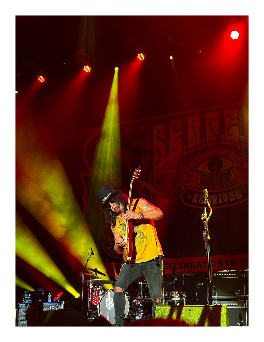 hoolichat's tweet photo. @Slash Great concert. You guys really put on a great show! https://t.co/Xqftb719st