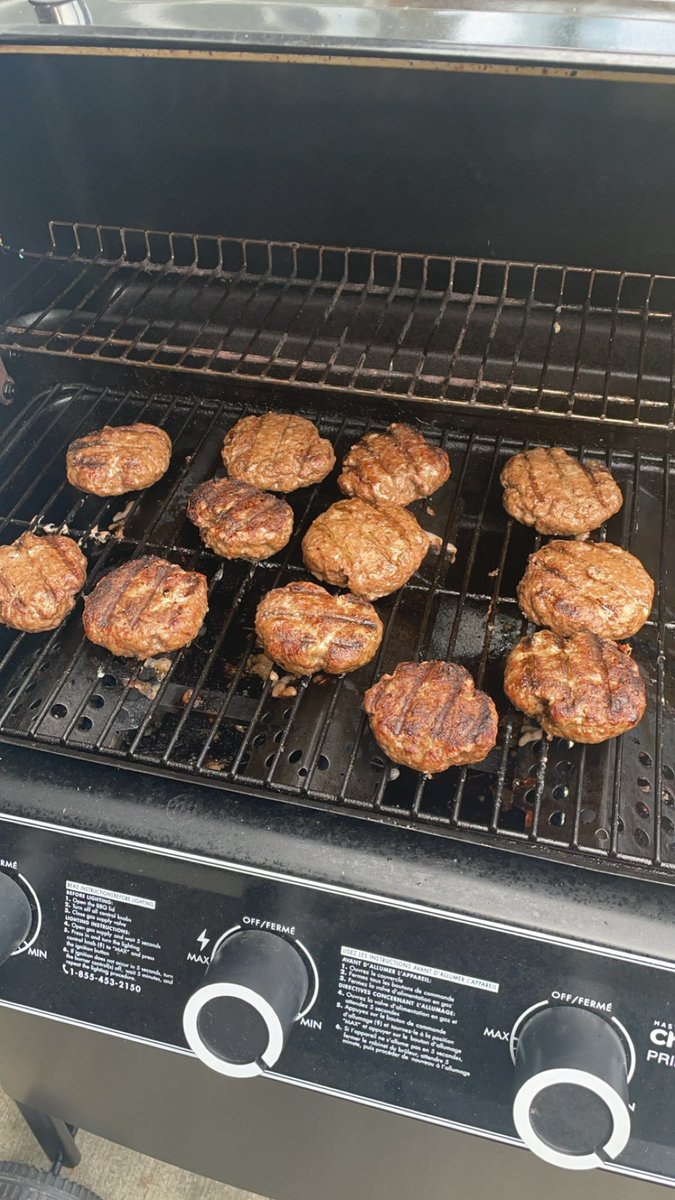 thestepdadguy's tweet photo. Homemade Burgers! https://t.co/b1Ej7DxeMn