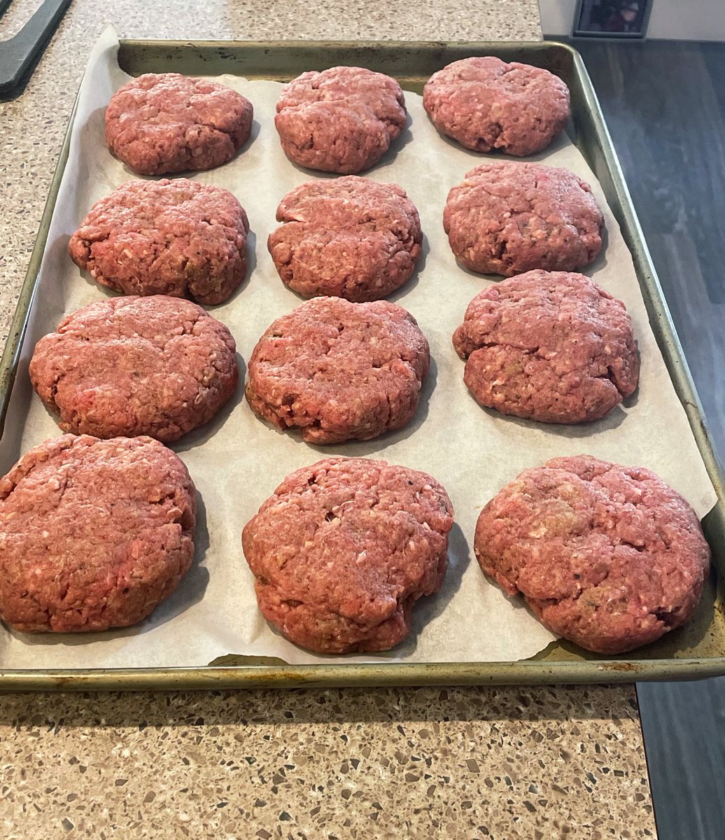 thestepdadguy's tweet photo. Homemade Burgers! https://t.co/b1Ej7DxeMn