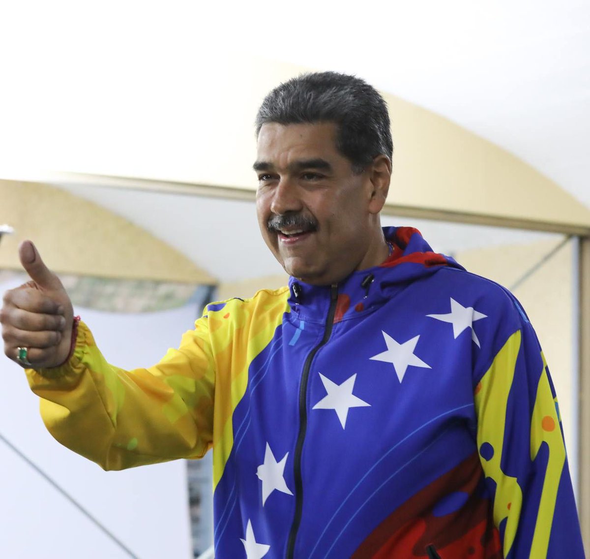 Gano la Paz, Gano el Pueblo Valiente <a href="/NicolasMaduro/">Nicolás Maduro</a> Presidente.

¡Viva La Patria! 

#GanóLaPazYLaEsperanza 
<a href="/_LaAvanzadora/">Yelitze Santaella</a> 
<a href="/Soykarinacarpio/">Karina Carpio</a> 
<a href="/dcabellor/">Diosdado Cabello R</a> 
<a href="/PsuvAragua_ofic/">PartidoPSUVAragua</a>