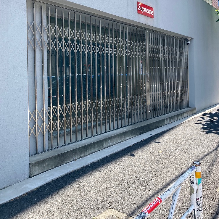 Supreme_plus's tweet image. Supreme  

※店舗改装休業へ、7/29～

新シーズン入替えのため7月29日(月)より改装休業に入った

再オープンは、立ち上げ当日（8/17ごろ）の予定 

'24F/Wまもなく始動、新しいシーズンを楽しみに待とう！

オフシーズンのシュプリーム最新情報は、こちらから↓
supnyplus.com/2024/07/29/sup…