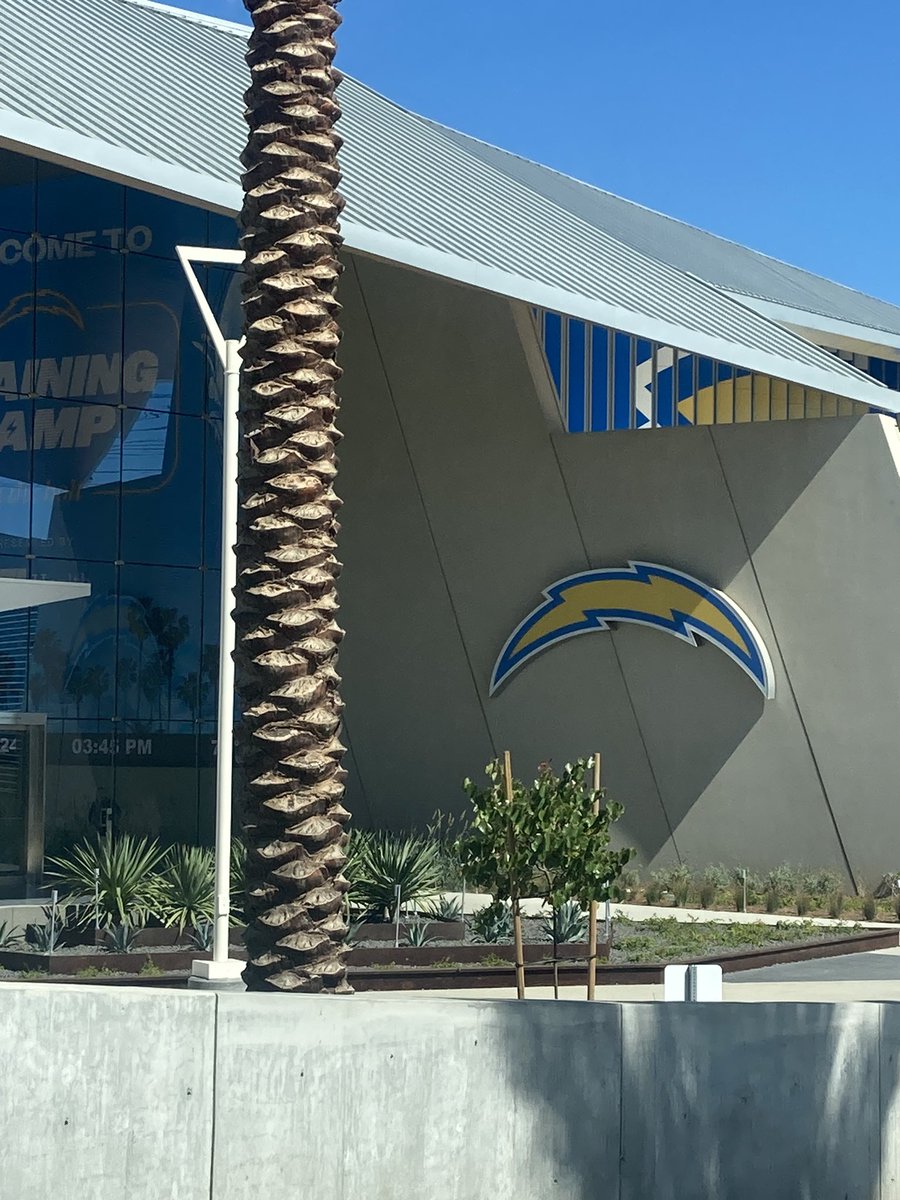 TheZRob2's tweet photo. I’ll see you bright and early tomorrow….#BoltUp #NFWMLID https://t.co/rU5uV370cM