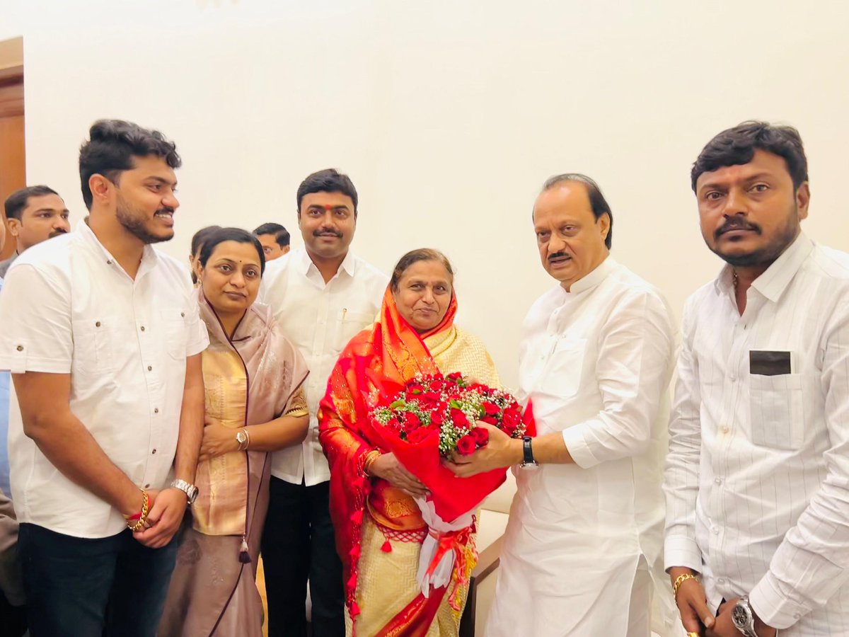 rajeshvitekar_'s tweet photo. विधान परिषदेच्या शपथविधीनंतर कुटुंबातील सर्व सदस्यासह राज्याचे उपमुख्यमंत्री तथा राष्ट्रवादी काँग्रेस पक्षाचे अध्यक्ष, माझे लाडके नेते मा.अजित दादा पवार साहेब यांची भेट घेतली. संपूर्ण कुटुंबाने दादांचे मनापासून आभार मानले. यावेळी कुटुंबातील सदस्यासह मित्रपरिवार उपस्थित होता.

 #mlc #RajeshVitekar #sonpeth #Maharashtra #parbhani #NCP #AjitPawar #rajeshvitekar @AjitPawarSpeaks