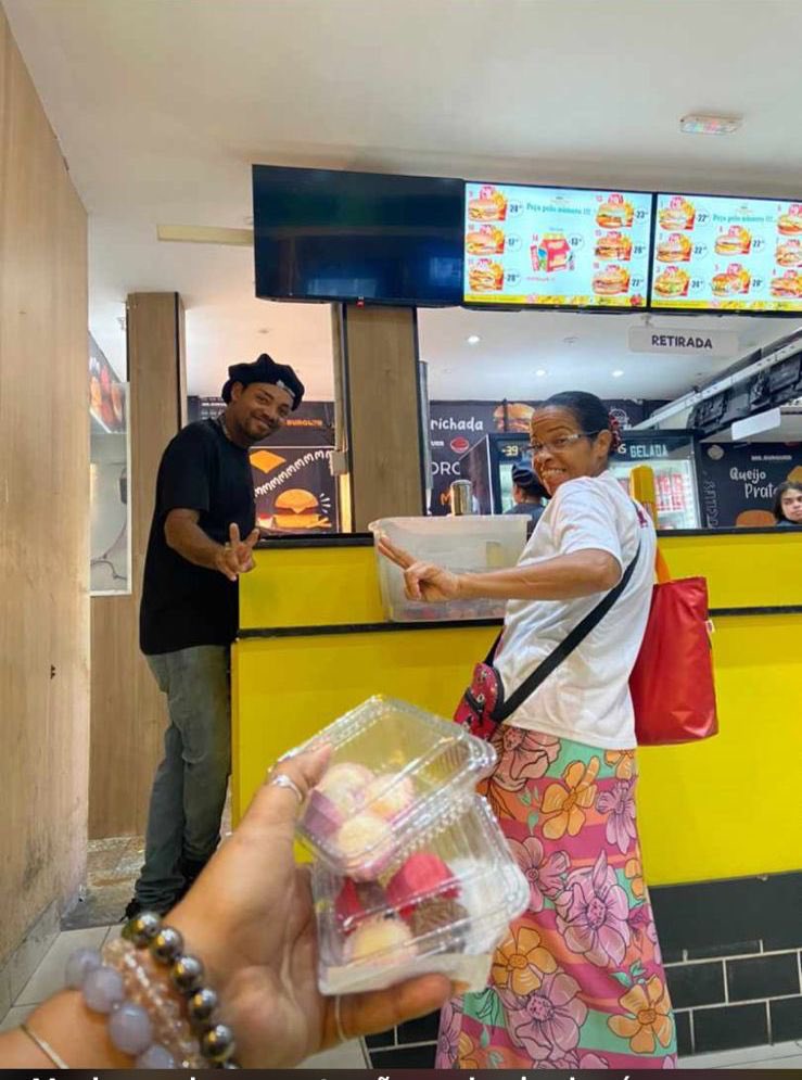 Essa é minha mãe batalhadora correndo atrás  pra ganha o seu ela é muda e surda mas tá aí trabalhando com dignidade vendendo os docinhos e tão incrível que ela faz tantas amizades grata  a Deus a cada clientes que compra com ela  e que ajudam a divulgar rt e comprem ❤️🥰🙏🩷🤞