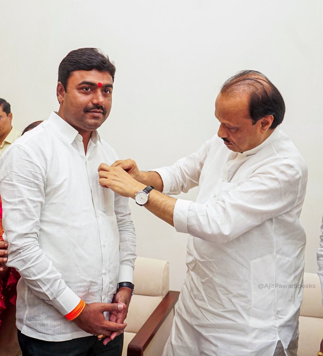 Ajit Pawar (@ajitpawarspeaks) on Twitter photo рдЖрдордЪрд╛ рд░рд╛рдЬреЗрд╢ рдЖрдорджрд╛рд░ рдЭрд╛рд▓рд╛ !
рд╡рд┐рдзрд╛рди рдкрд░рд┐рд╖рджреЗрдЪрд╛ рдЖрдорджрд╛рд░ рдореНрд╣рдгреВрди рд╢рдкрде рдШреЗрддрд▓реНрдпрд╛рдирдВрддрд░ рд╢реНрд░реА. рд░рд╛рдЬреЗрд╢ рд╡рд┐рдЯреЗрдХрд░ рдпрд╛рдиреЗ рдЖрдЬ рдорд╛рдЭреА рджреЗрд╡рдЧрд┐рд░реА рдирд┐рд╡рд╛рд╕рд╕реНрдерд╛рдиреА рдпреЗрдКрди рднреЗрдЯ рдШреЗрддрд▓реА. рд╕рд╛рдорд╛рдиреНрдп рдХреБрдЯреБрдВрдмрд╛рдЪреА рдкрд╛рд░реНрд╢реНрд╡рднреВрдореА рдЕрд╕рд▓реЗрд▓рд╛ рд░рд╛рдЬреЗрд╢ рд╡рд┐рдЯреЗрдХрд░, рд╡рд░реНрд╖рд╛рдиреБрд╡рд░реНрд╖ рдирд┐рд╖реНрдареЗрдиреЗ рдЖрдгрд┐ рдЕрд╣реЛрд░рд╛рддреНрд░ рдкрдХреНрд╖рд╛рдЪрдВ рдХрд╛рдо рдХрд░рдд рдЖрд╣реЗ. рддреНрдпрд╛рдЪреНрдпрд╛ рдкрдХреНрд╖рдирд┐рд╖реНрдареЗрдЪ рдЖрдгрд┐ рдореЗрд╣рдирддреАрдЪрдВ рдЖрдордЪрд╛ рд░рд╛рдЬреЗрд╢ рдЖрдорджрд╛рд░ рдЭрд╛рд▓рд╛ !
рд╡рд┐рдзрд╛рди рдкрд░рд┐рд╖рджреЗрдЪрд╛ рдЖрдорджрд╛рд░ рдореНрд╣рдгреВрди рд╢рдкрде рдШреЗрддрд▓реНрдпрд╛рдирдВрддрд░ рд╢реНрд░реА. рд░рд╛рдЬреЗрд╢ рд╡рд┐рдЯреЗрдХрд░ рдпрд╛рдиреЗ рдЖрдЬ рдорд╛рдЭреА рджреЗрд╡рдЧрд┐рд░реА рдирд┐рд╡рд╛рд╕рд╕реНрдерд╛рдиреА рдпреЗрдКрди рднреЗрдЯ рдШреЗрддрд▓реА. рд╕рд╛рдорд╛рдиреНрдп рдХреБрдЯреБрдВрдмрд╛рдЪреА рдкрд╛рд░реНрд╢реНрд╡рднреВрдореА рдЕрд╕рд▓реЗрд▓рд╛ рд░рд╛рдЬреЗрд╢ рд╡рд┐рдЯреЗрдХрд░, рд╡рд░реНрд╖рд╛рдиреБрд╡рд░реНрд╖ рдирд┐рд╖реНрдареЗрдиреЗ рдЖрдгрд┐ рдЕрд╣реЛрд░рд╛рддреНрд░ рдкрдХреНрд╖рд╛рдЪрдВ рдХрд╛рдо рдХрд░рдд рдЖрд╣реЗ. рддреНрдпрд╛рдЪреНрдпрд╛ рдкрдХреНрд╖рдирд┐рд╖реНрдареЗрдЪ рдЖрдгрд┐ рдореЗрд╣рдирддреАрдЪрдВ