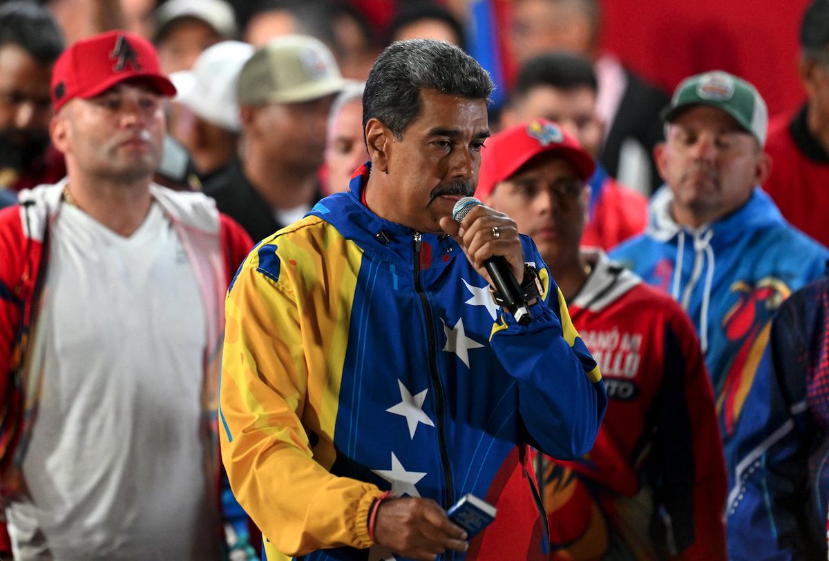 CNNEE's tweet photo. Maduro denuncia un "hackeo masivo" al sistema de transmisión del organismo electoral, en su primer discurso tras ser declarado ganador por el CNE. https://t.co/Ituzt4MtRf https://t.co/bZ3rt2VAJM