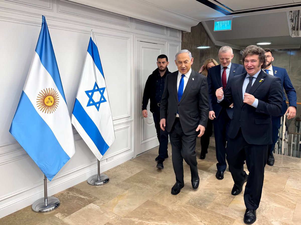 BenjaminNorton's tweet image. Argentina's far-right US puppet President Javier Milei is openly calling for a military coup in Venezuela.
Milei (who strongly supports Israel's genocide in Gaza) said Argentina refuses to recognize President Maduro's electoral victory, and called for the army to overthrow him.