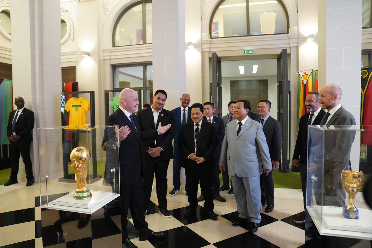 idextratime's tweet photo. Prabowo Subianto, Erick Thohir dan Dito Ariotedjo saat bertemu dengan Gianni Infantino (presiden FIFA) di Paris, Sabtu lalu (27/7).

Pertemuan tersebut diantaranya membahas :
- Cara meningkatkan popularitas olahraga sepak bola di kalangan generasi muda.
- Pengembangan infrastruktur sepak bola.
- Peningkatan kualitas pelatihan.
- Pembinaan atlet muda di Indonesia.

📸 @Kemhan_RI