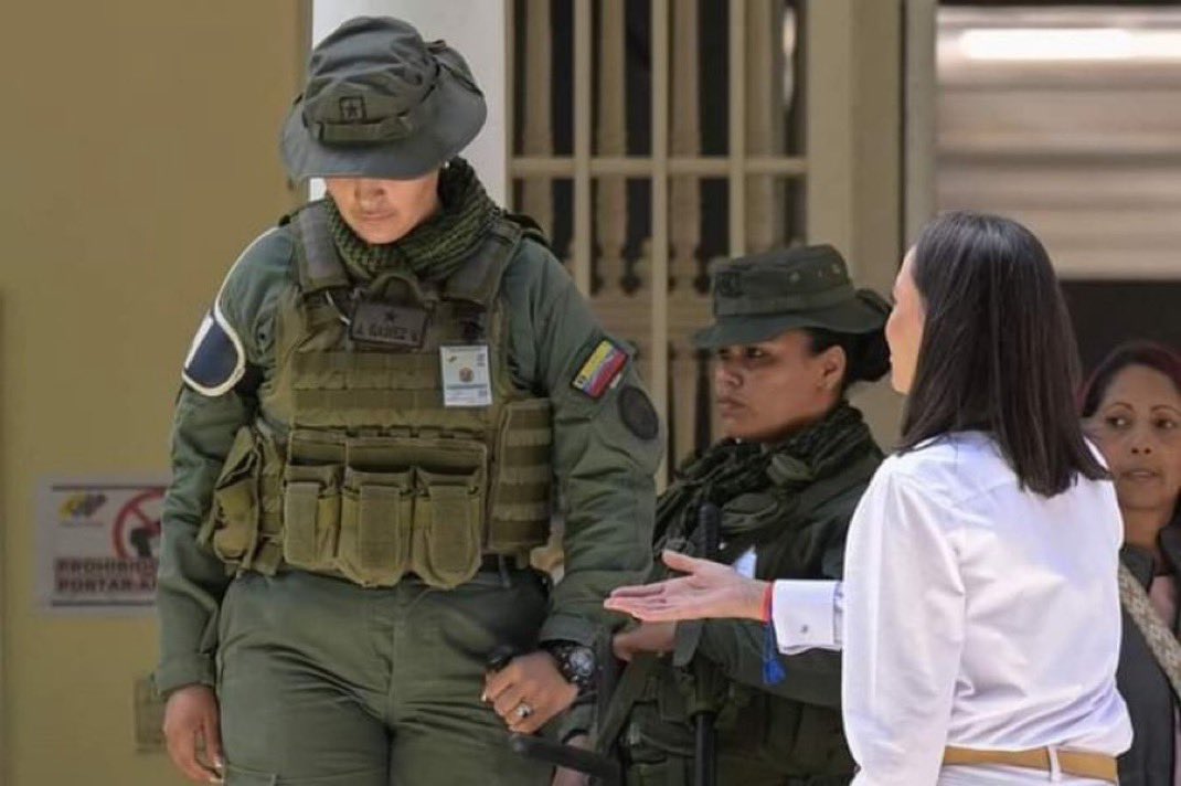 INDIURBANEJA's tweet photo. Después de escuchar a la psicópata de María Corina Machado, le exijo, no pido, exijo JUSTICIA ¿hasta cuándo nos vamos a calar a esta enferma?

🔥La enferma e histérica mal educada  habla de quick count.

Respondo: Un quick count en Venezuela, donde la brecha socioeconómica es tan grande, tendrías que tener una muestra de más de 60% del país para que sea medianamente equilibrado.

🔥La enferma e histérica habla de la comunidad internacional.

Respondo: Deja de mentir, la comunidad internacional está cansada de ti y tu locura.

🔥La enferma e histérica habla de participación.

Respondo: Todos sabemos que a las 2:00pm ya no había gente en la mayoría de los centros.

🔥La enferma e histérica habla de los militares que deben ponerse a sus pies.

Respondo: Los militares la detestan y hoy quedó demostrado.

🔥La enferma e histérica habla de que vayan a los centros en familia a protestar.

Respondo: Los centros están cerrados por favor.

Todos sabíamos que su plan era cantar fraude ¿hizo algo distinto?