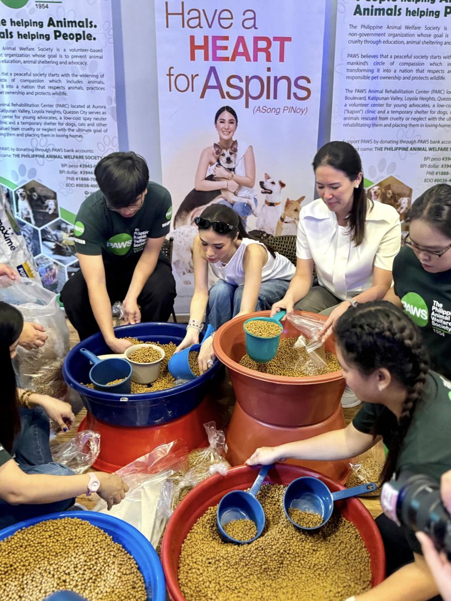 News5PH's tweet photo. Sinuportahan nina Senate Spouses Foundation, Inc. #SSFI President #HeartEvangelista at Vice President #KathrynaPimentel ang "Disaster Relief Operations for the animals and pet owners" na naapektuhan ng pananalasa ng habagat at Bagyong #CarinaPH. #News5
📷: PAWS https://t.co/cQBsFyPg79