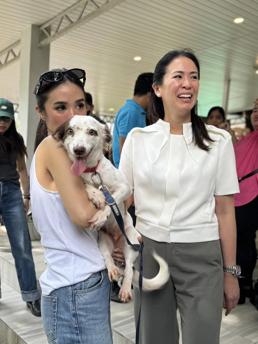 News5PH's tweet photo. Sinuportahan nina Senate Spouses Foundation, Inc. #SSFI President #HeartEvangelista at Vice President #KathrynaPimentel ang "Disaster Relief Operations for the animals and pet owners" na naapektuhan ng pananalasa ng habagat at Bagyong #CarinaPH. #News5
📷: PAWS https://t.co/cQBsFyPg79