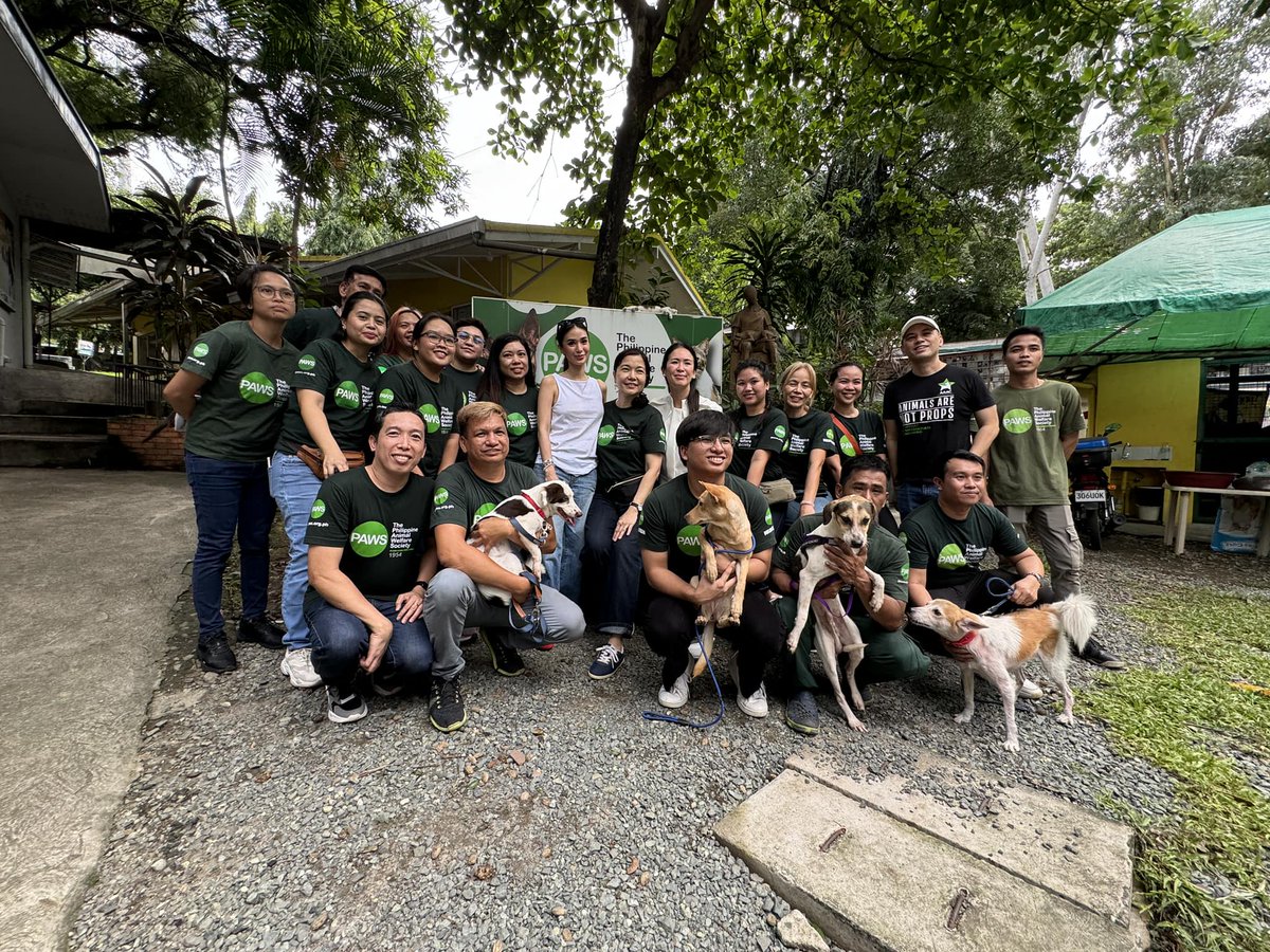 News5PH's tweet photo. Sinuportahan nina Senate Spouses Foundation, Inc. #SSFI President #HeartEvangelista at Vice President #KathrynaPimentel ang "Disaster Relief Operations for the animals and pet owners" na naapektuhan ng pananalasa ng habagat at Bagyong #CarinaPH. #News5
📷: PAWS https://t.co/cQBsFyPg79
