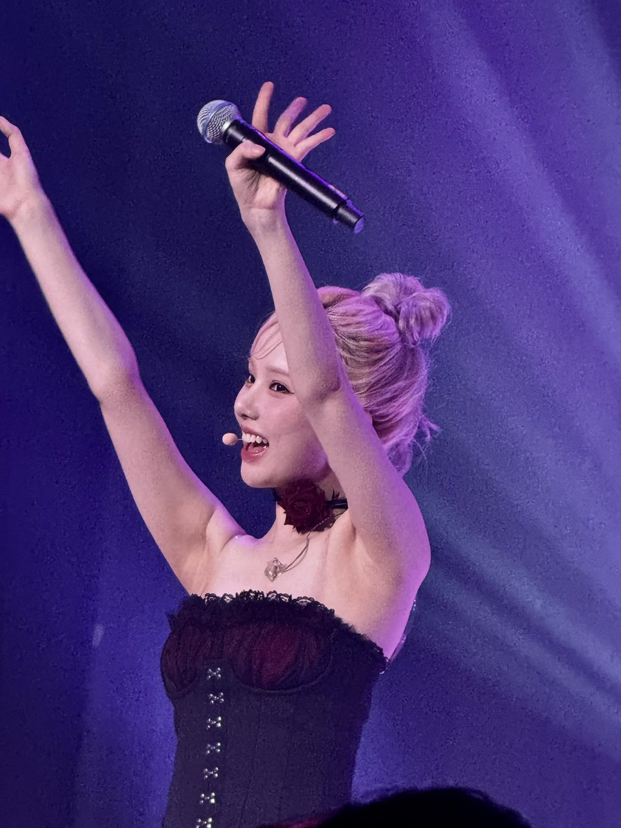 yoxiio's tweet image. pics i took from the viviz concert tn #nashvillehot #viviz #eunha