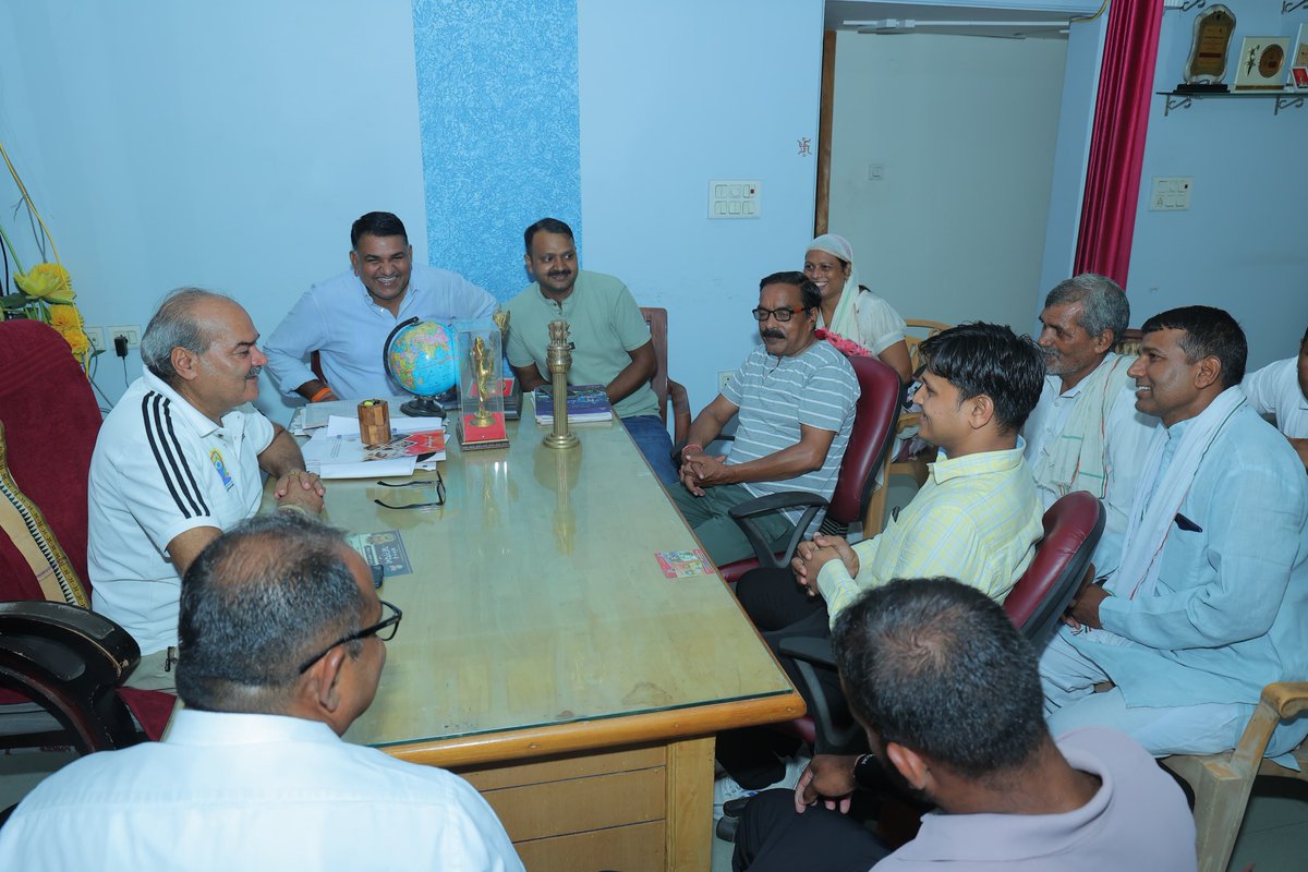 laxmanyadav4bjp's tweet photo. आमजन से सीधा संपर्क।
आज आवास पर आमजन से भेंट कर दिन की शुरुआत हुई, साथ ही उनकी समस्याओं को सुना और उनके निवारण के लिए उचित कदम उठाएं।
#BJPGovernment #BJP4IND #haryana #BJP4Haryana #NarendraModi #NayabSaini #rewari #laxmanyadav #Kosali #ModiSarkar https://t.co/faJH17kyP5