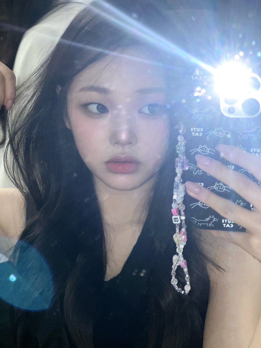 [#보은]

거울셀카 뮤음 

#CLASSy #클라씨
#BOEUN