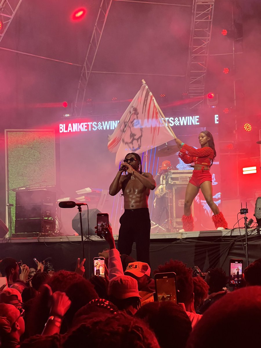 NancieMumbo's tweet image. Always magical #Blanketsandwine