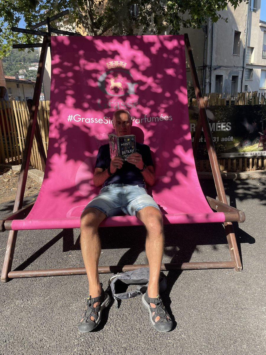 chs_silverdofe's tweet photo. Time for a quick read whilst in #Grasse and #Nice

“Bunu, why is Mama so angry?” I asked
“Fear.”
Hard to imagine living like that https://t.co/KaUwcGloGU