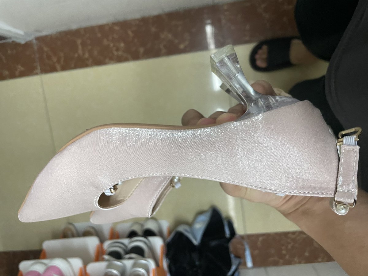 slim101692's tweet photo. 高跟公主鞋，眼镜妹的，必须爆打，给兄弟们当水杯！蹂躏完给她继续穿上！#高跟鞋 #扫楼 #扫楼打胶 #小皮鞋 https://t.co/XGNdKa9cq3