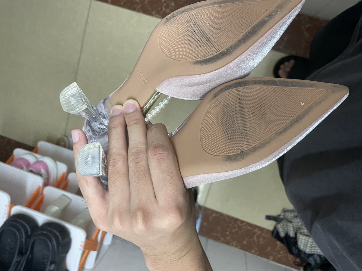 高跟公主鞋，眼镜妹的，必须爆打，给兄弟们当水杯！蹂躏完给她继续穿上！#高跟鞋 #扫楼 #扫楼打胶 #小皮鞋