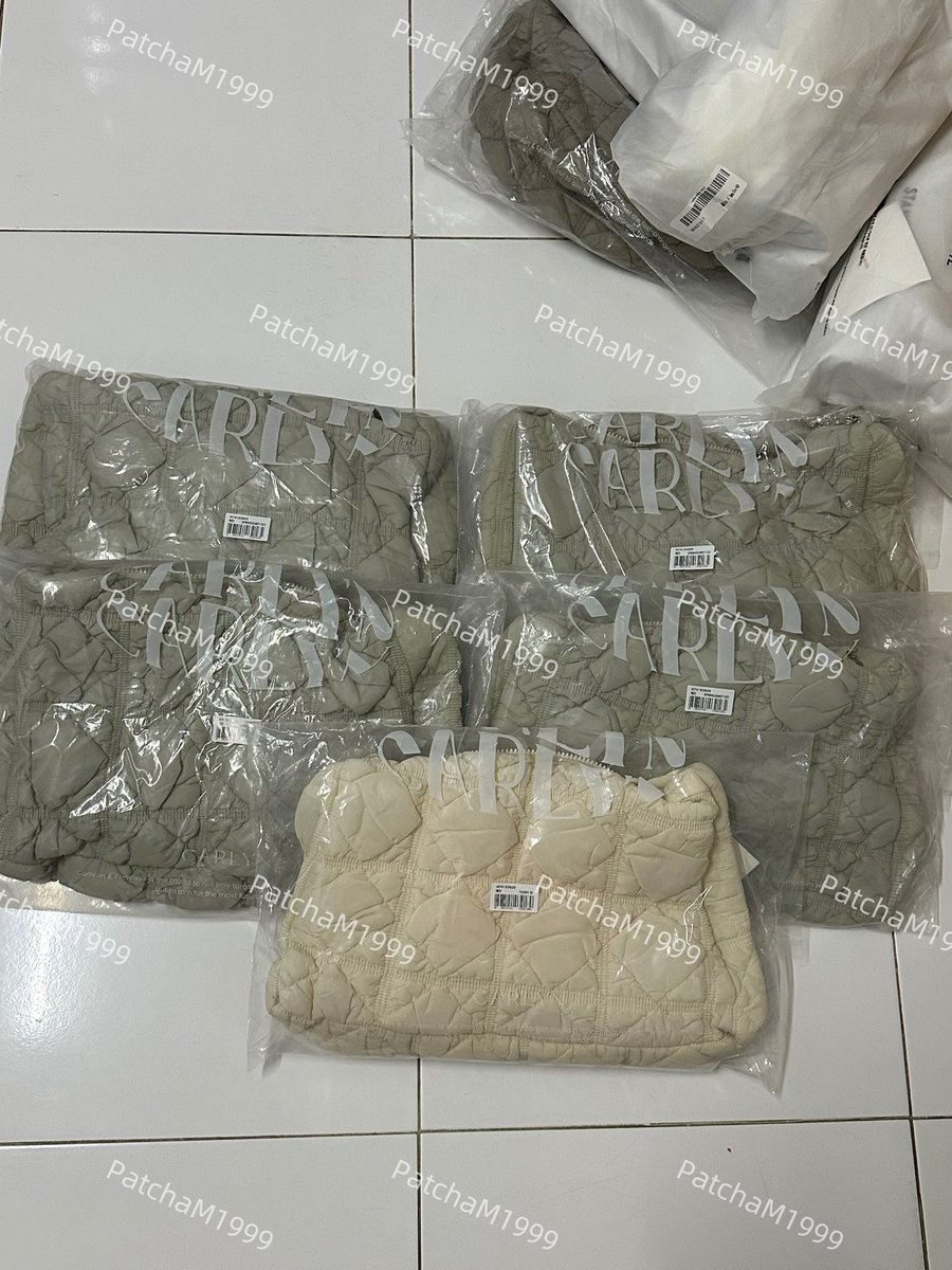 PatchaM1999's tweet photo. พร้อมส่งค่ะ  ขายเท 

Carlyn Lane Spring Gray , Ivory 
ราคา 3,000 รวมส่ง 
ของใหม่ มือ 1 ของแท้ 100% 
กรุงเทพแมสเก็บปลายทางได้ค่ะ 

#carlyn #carlynbag #carlynพร้อมส่ง #carlynthailand #Carlynพร้อมส่ง https://t.co/HRvdicoJr4