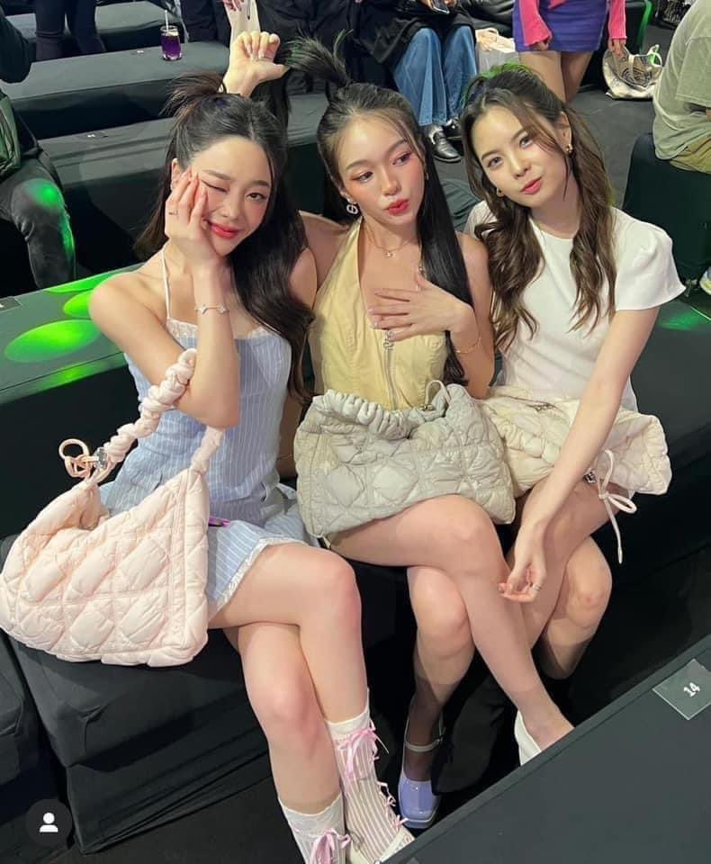 PatchaM1999's tweet photo. พร้อมส่งค่ะ  ขายเท 

Carlyn Lane Spring Gray , Ivory 
ราคา 3,000 รวมส่ง 
ของใหม่ มือ 1 ของแท้ 100% 
กรุงเทพแมสเก็บปลายทางได้ค่ะ 

#carlyn #carlynbag #carlynพร้อมส่ง #carlynthailand #Carlynพร้อมส่ง https://t.co/HRvdicoJr4