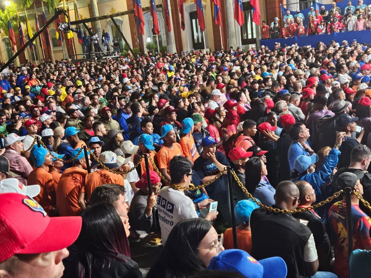 El #GranPoloPatriótico ganó las elecciones presidenciales en Venezuela con el 51,2%. Enhorabuena!

Un sistema de votación previamente aceptado por la oposición, con 16 mecanismos de verificacion, concurriendo 21 partidos con 9 candidatos.

La oposición debe aceptar el resultado.