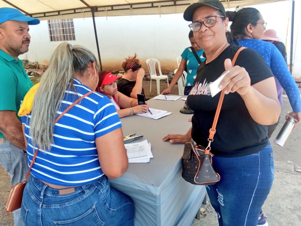 Gracias a las cocineras y cocineros del <a href="/ffbvzla/">Frente Fernanda Bolaños Venezuela</a> del estado #Anzoátegui por votar por paz. 

<a href="/NicolasMaduro/">Nicolás Maduro</a> 
<a href="/_LaAvanzadora/">Yelitze Santaella</a> 
<a href="/LealTelleria/">M/G Carlos Leal Tellería</a> 
<a href="/pedrodiazg59/">Pedro Diaz</a> 
<a href="/cnaeoficial/">cnaeoficial</a>