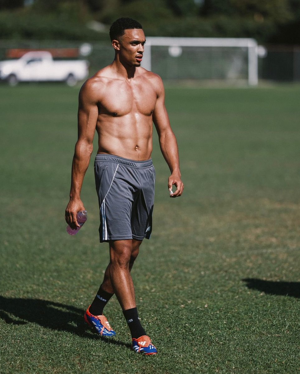 FitFamousMales's tweet photo. Trent Arnold-Alexander 😍🔥 https://t.co/h1UziGo4qo