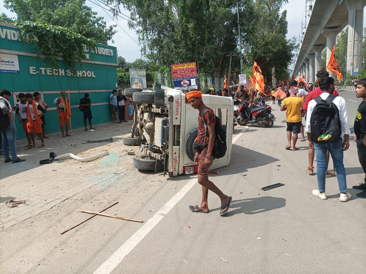 ZakirAliTyagi's tweet photo. ग़ाज़ियाबाद के दुहाई में पुलिस की गाड़ी ग़लती से कावड़ियां लेन में घुस गई ,कावड़ियों को गुस्सा आ गया और उन्होंने गाड़ी में ख़ूब तोड़फोड़ की और उसे पलट भी दिया, पुलिस की गाड़ी का हूटर बजता रहा कि कावड़िये डर जायेंगे लेकिन ऐसा नही हुआ क्योंकि एक कहावत है लातों के भूत बातों से नही मानते, इसलिए ज़रूरत है कि वक़्त रहते @ghaziabadpolice इन उपद्रवियों, पत्थरबाजों और लठैतों का माक़ूल इलाज़ करें!