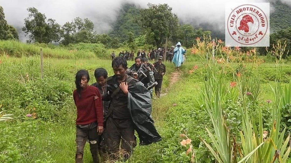 MizzimaNews's tweet photo. မတူပီတိုက်ပွဲမှ ထွက်ပြေးသွားသည့် စစ်ကောင်စီ ဗျူဟာမှူးနှင့် သုံ့ပန်း ၁၂၀ ကျော် ဖမ်းဆီးရမိ‌ဟု CDF- Matupi ပြော
#ချင်းပြည်နယ်
#မတူပီမြို့သိမ်းတိုက်ပွဲ
#ချင်းညီနောင်အဖွဲ့
#CDF-Matupi
#စစ်သုံ့ပန်း
Website Link >> https://t.co/aMAwjg9Pq7 https://t.co/xQF5eOeJVR