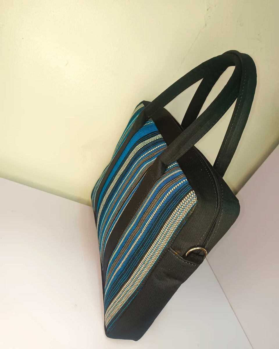 Oluwamuminiyi's tweet photo. The Jade Laptop bag
A unisex laptop bag in Asooke.

•Can conveniently take in a 14 inches laptop..
•Fully lined with velvet
•Closed with a zipper
•Comes with an inner zipper pocket
•Has a detachable and adjustable strap 

PRICE: ₦20,000

@missangeljames
@peng_writer https://t.co/TQFoExms8j