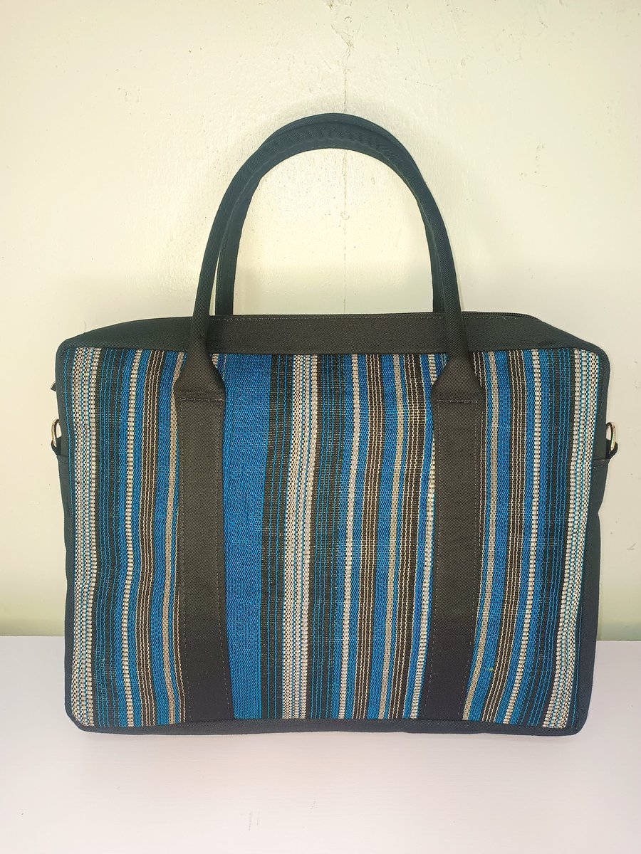 Oluwamuminiyi's tweet photo. The Jade Laptop bag
A unisex laptop bag in Asooke.

•Can conveniently take in a 14 inches laptop..
•Fully lined with velvet
•Closed with a zipper
•Comes with an inner zipper pocket
•Has a detachable and adjustable strap 

PRICE: ₦20,000

@missangeljames
@peng_writer https://t.co/TQFoExms8j