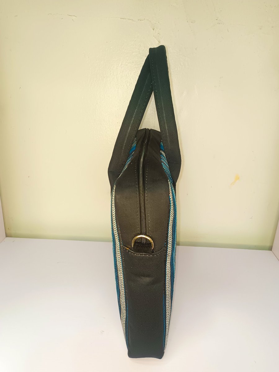 Oluwamuminiyi's tweet photo. The Jade Laptop bag
A unisex laptop bag in Asooke.

•Can conveniently take in a 14 inches laptop..
•Fully lined with velvet
•Closed with a zipper
•Comes with an inner zipper pocket
•Has a detachable and adjustable strap 

PRICE: ₦20,000

@missangeljames
@peng_writer https://t.co/TQFoExms8j